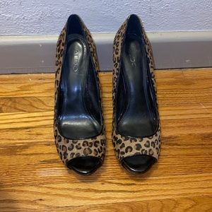 High heel, peep toe, leopard print shoes.